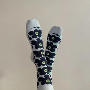 这个ins博主吸引我的居然是 她的袜子
