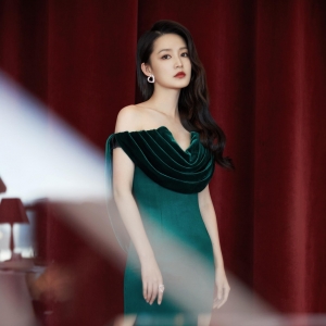 李沁墨绿色长裙搭配精致妆容 优雅又性感