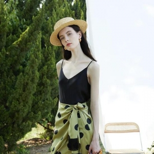 低调百搭的不对称服饰 秋冬这样穿真的美翻了